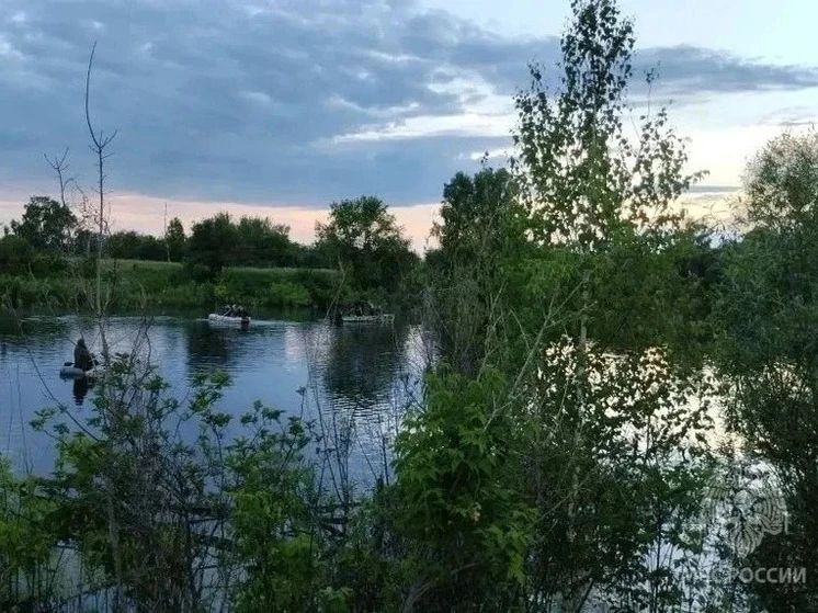 Две девочки и мужчина погибли при опрокидывании лодки на озере в Алтайском крае