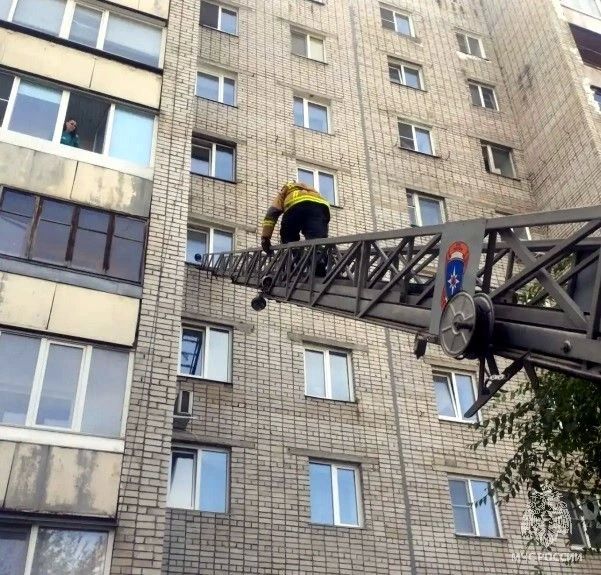Малыш за закрытой дверью. Вновь рассказываем вам о неравнодушии и отзывчивости специалистов МЧС России, которые приходят на помощь гражданам в самых разных ситуациях Малыш за закрытой дверью. Вновь рассказываем вам о неравнодушии и отзывчивости специалистов МЧС России, которые приходят на помощь гражданам в самых разных ситуациях