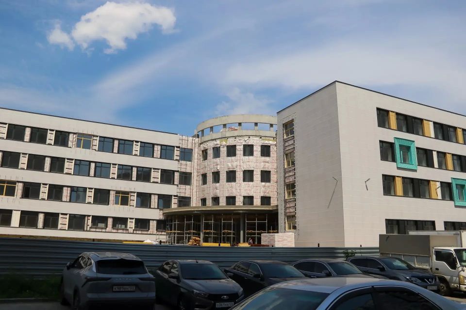 В Барнауле продолжают возводить самую большую школу