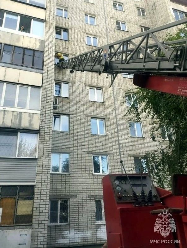 Малыш за закрытой дверью. Вновь рассказываем вам о неравнодушии и отзывчивости специалистов МЧС России, которые приходят на помощь гражданам в самых разных ситуациях