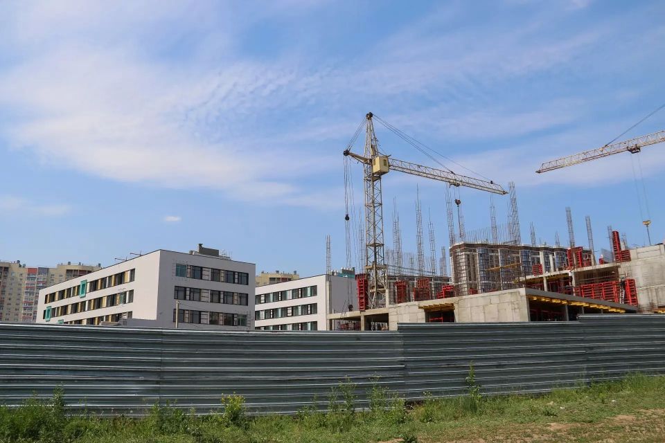 В Барнауле продолжают возводить самую большую школу В Барнауле продолжают возводить самую большую школу