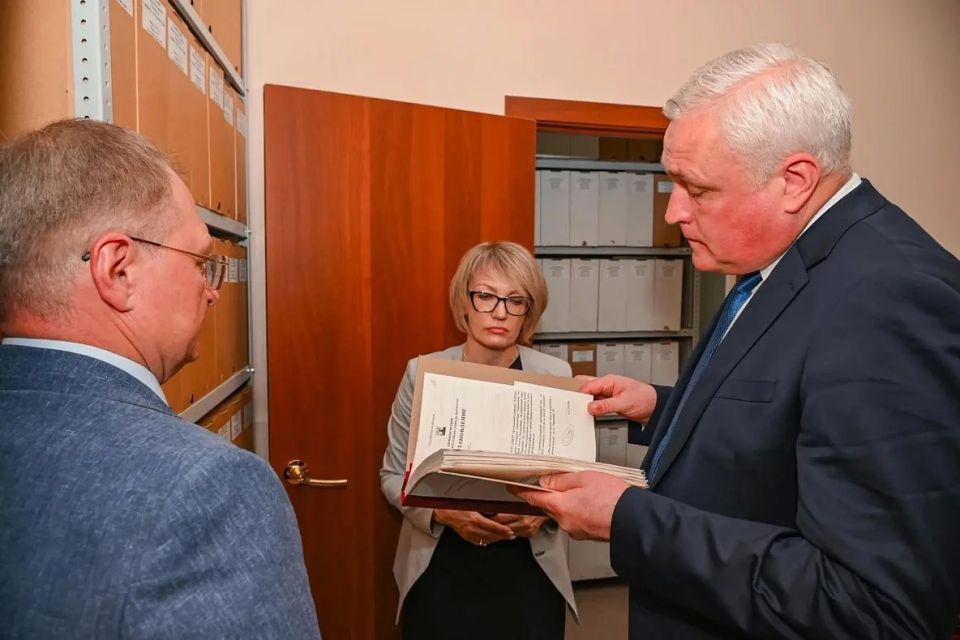 Статс-секретарь – заместитель руководителя Росархива Андрей Юрасов посетил городской архив Статс-секретарь – заместитель руководителя Росархива Андрей Юрасов посетил городской архив