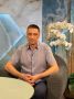 Шесть человек с пакетами старой обуви ждали мастера у дверей