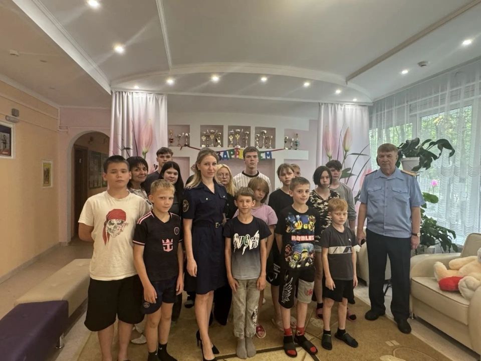В Барнауле сотрудники следственного управления Следственного комитета Российской Федерации по Алтайскому краю и представитель региональной общественной организации «Союз ветеранов следствия» Виктор Анатольевич Маркин... В Барнауле сотрудники следственного управления Следственного комитета Российской Федерации по Алтайскому краю и представитель региональной общественной организации «Союз ветеранов следствия» Виктор Анатольевич Маркин...