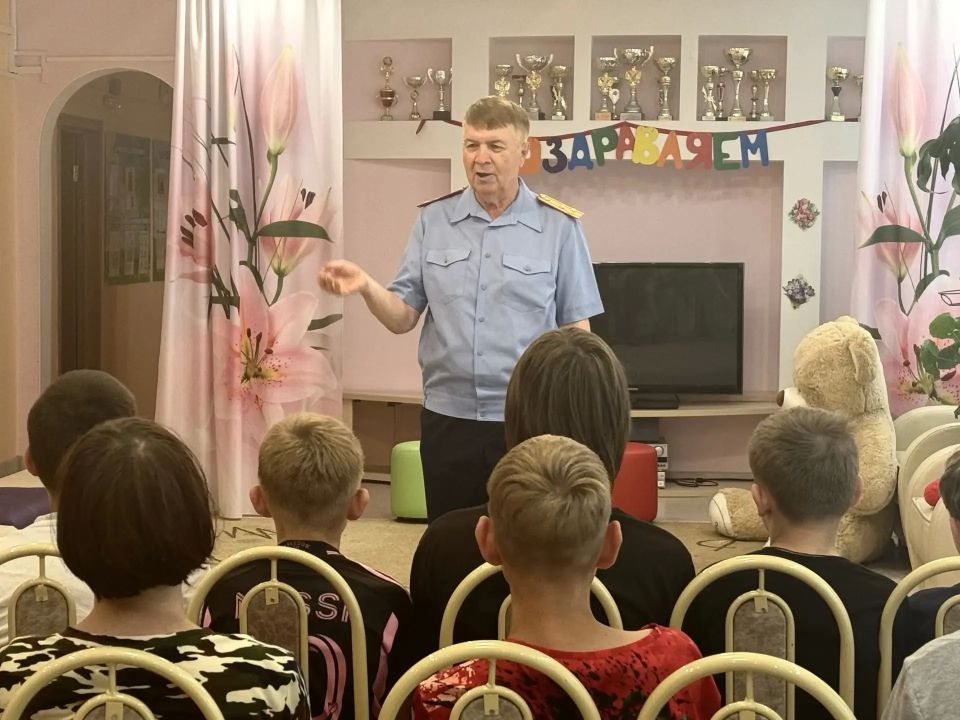 Сотрудники и ветеран следствия провели профориентационную встречу для воспитанников Барнаульского центра помощи детям