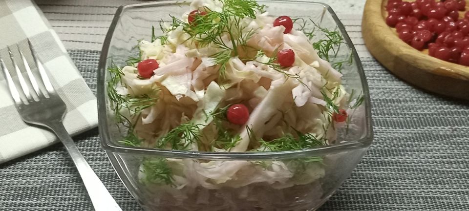 Магия красной смородины: быстрая маринованная капуста без уксуса