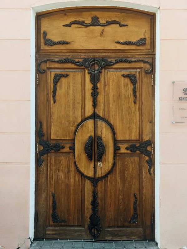 Войти в историю. Двери Барнаула, которые хочется рассматривать Войти в историю. Двери Барнаула, которые хочется рассматривать