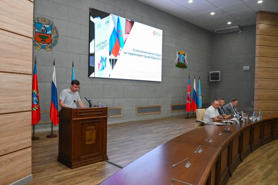 Актуальные вопросы рынка труда обсудили на заседании городской трехсторонней комиссии по регулированию социально-трудовых отношений Актуальные вопросы рынка труда обсудили на заседании городской трехсторонней комиссии по регулированию социально-трудовых отношений