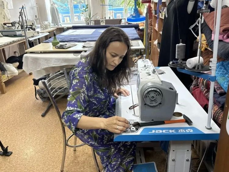 Жительница Барнаула шьет одежду из крапивы Жительница Барнаула шьет одежду из крапивы