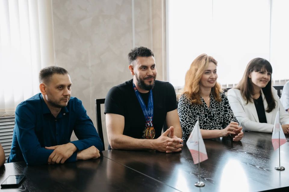 В Министерстве спорта Алтайского края вручили благодарственные письма победителям международной Спартакиады участников Президентской программы В Министерстве спорта Алтайского края вручили благодарственные письма победителям международной Спартакиады участников Президентской программы