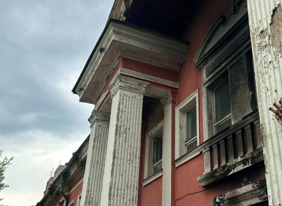 Здание бывшего ДИТР в Барнауле продолжает разрушаться, но ремонт пока под вопросом Здание бывшего ДИТР в Барнауле продолжает разрушаться, но ремонт пока под вопросом