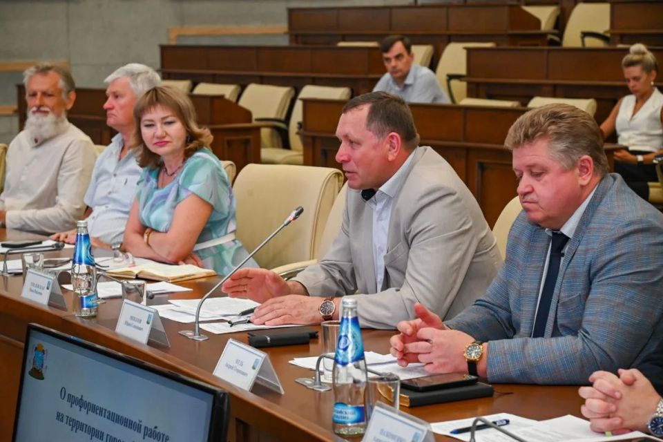 Актуальные вопросы рынка труда обсудили на заседании городской трехсторонней комиссии по регулированию социально-трудовых отношений Актуальные вопросы рынка труда обсудили на заседании городской трехсторонней комиссии по регулированию социально-трудовых отношений