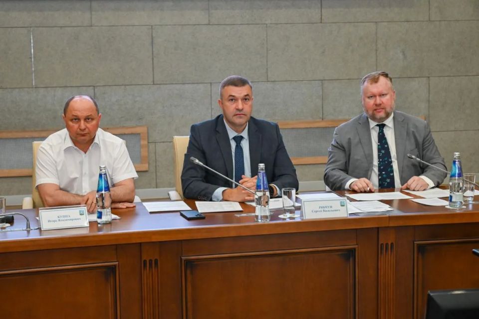 Актуальные вопросы рынка труда обсудили на заседании городской трехсторонней комиссии по регулированию социально-трудовых отношений Актуальные вопросы рынка труда обсудили на заседании городской трехсторонней комиссии по регулированию социально-трудовых отношений