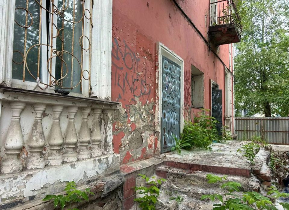 Здание бывшего ДИТР в Барнауле продолжает разрушаться, но ремонт пока под вопросом Здание бывшего ДИТР в Барнауле продолжает разрушаться, но ремонт пока под вопросом
