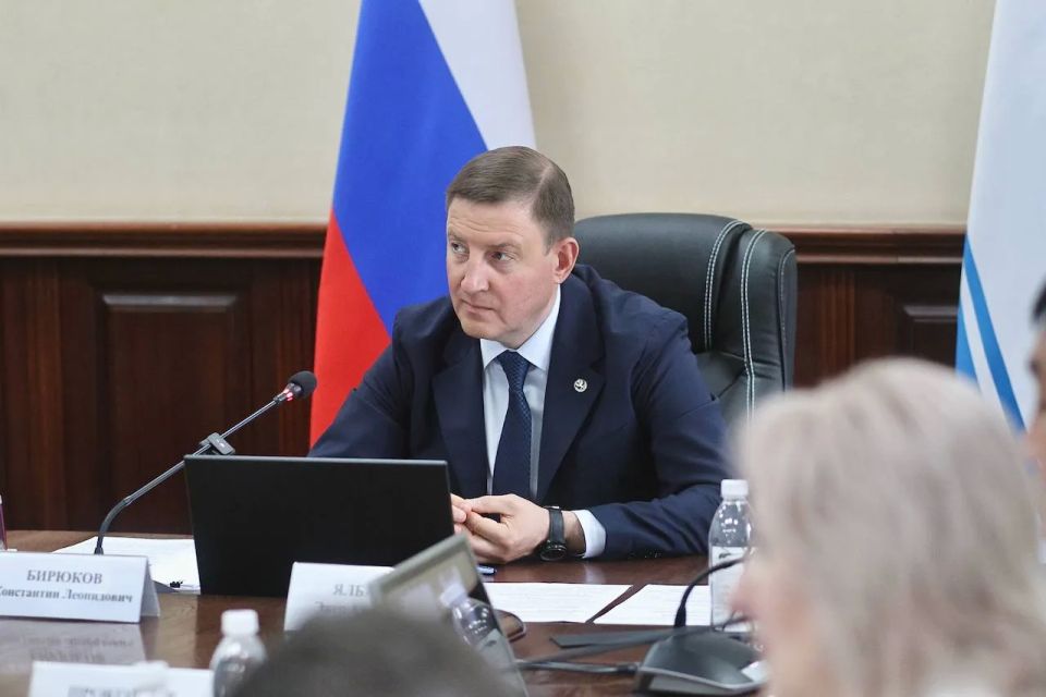 Глава Республики Алтай Андрей Турчак раскритиковал доклад с ии-картинками