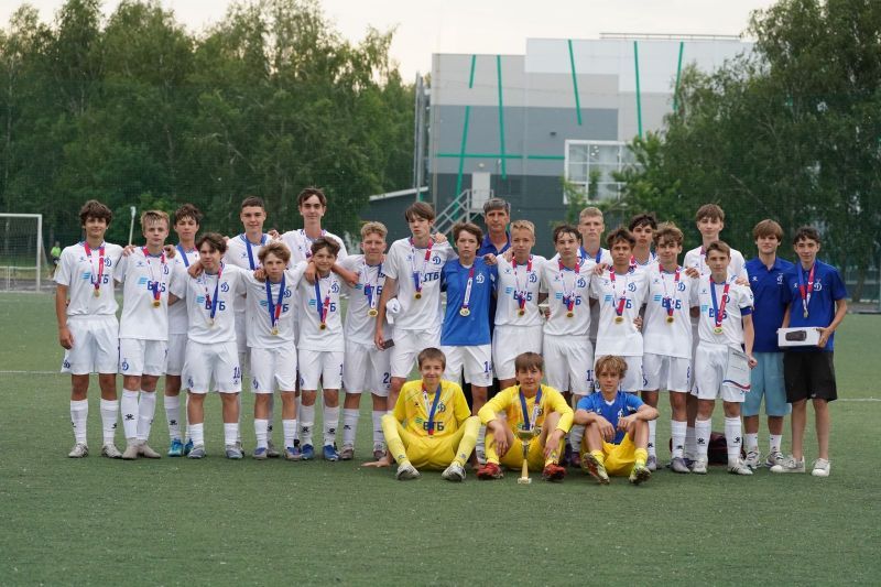 Первенство Алтайского края по футболу среди юношей до 16 лет выиграла команда Академии «Динамо»