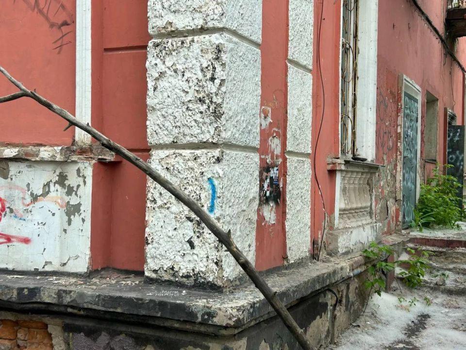 Здание бывшего ДИТР в Барнауле продолжает разрушаться, но ремонт пока под вопросом Здание бывшего ДИТР в Барнауле продолжает разрушаться, но ремонт пока под вопросом