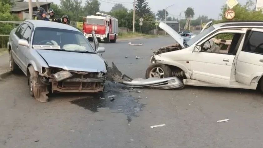 Женщина пострадала при столкновении двух легковушек на улице Бийска