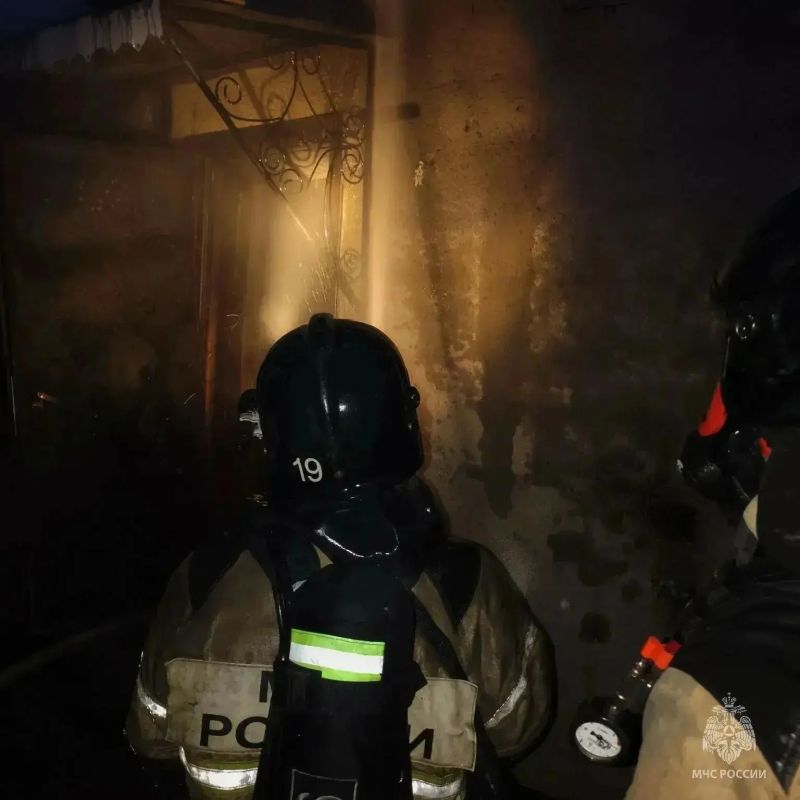 Ночью в Бийске в переулке Нефтяном произошёл пожар в двухквартирном жилом доме и надворных постройках Ночью в Бийске в переулке Нефтяном произошёл пожар в двухквартирном жилом доме и надворных постройках