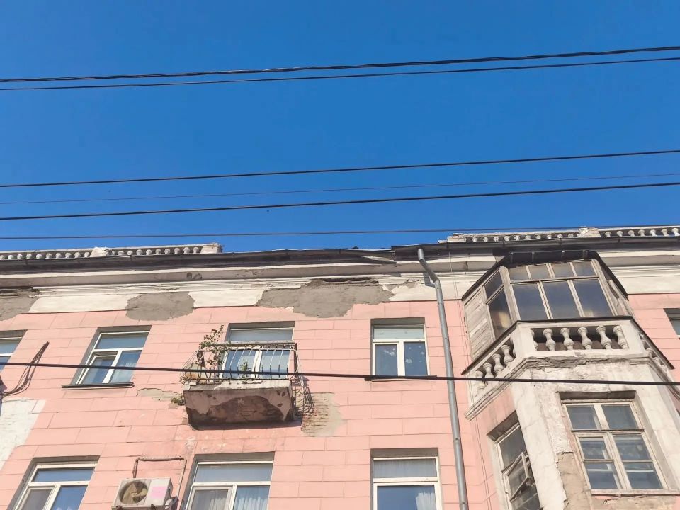 С дома в центре Барнаула снова обвалилась часть декоративной балюстрады С дома в центре Барнаула снова обвалилась часть декоративной балюстрады