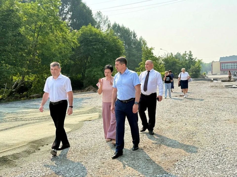 На аллее имени А.И. Чепурко в Южном приступили к укладке тротуарной плитки На аллее имени А.И. Чепурко в Южном приступили к укладке тротуарной плитки