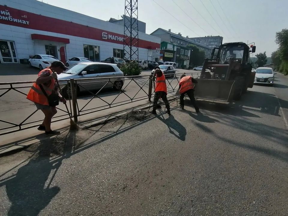 Коммунальные службы города проводят работы по содержанию дорог и общественных территорий Коммунальные службы города проводят работы по содержанию дорог и общественных территорий