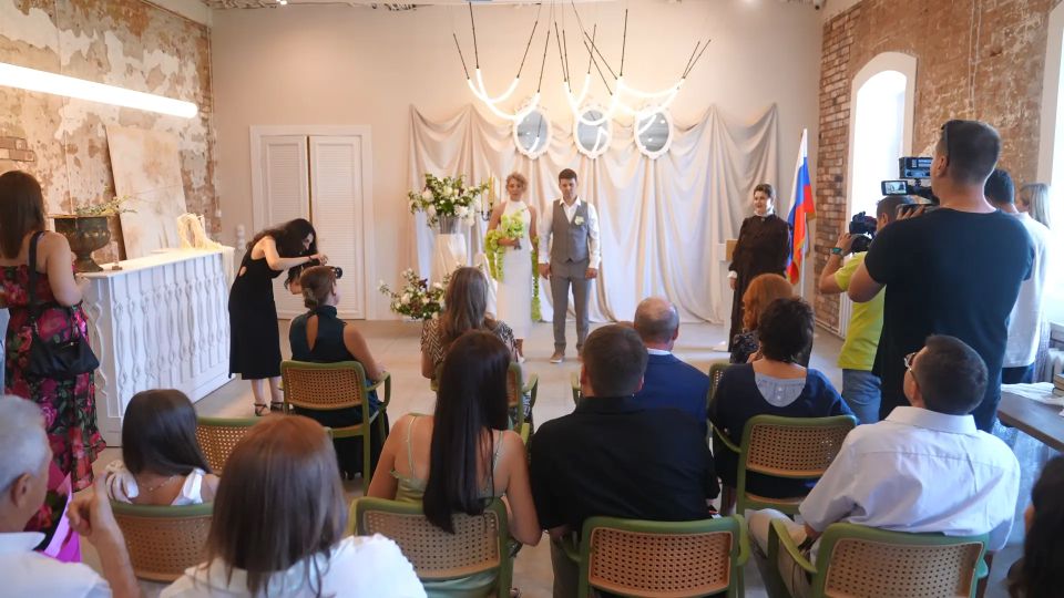 Первые влюбленные барнаульцы узаконили свои отношения в стенах отреставрированного памятника архитектуры