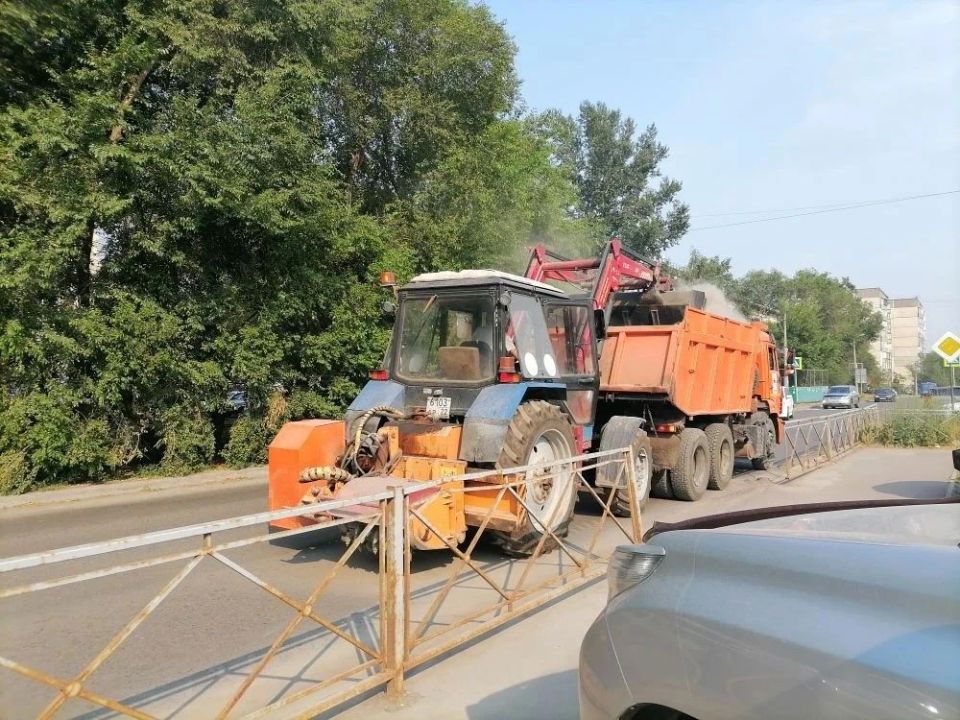 Коммунальные службы города проводят работы по содержанию дорог и общественных территорий Коммунальные службы города проводят работы по содержанию дорог и общественных территорий