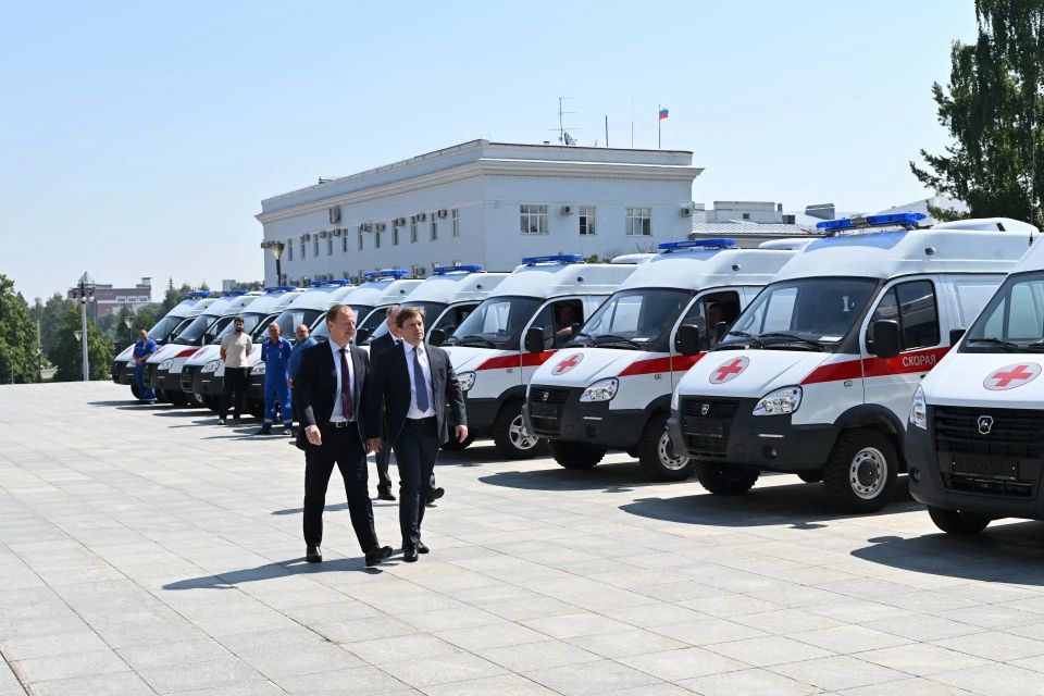 Виктор Томенко: Ко Дню медицинского работника приурочили вручения очередной партии автомобилей скорой помощи, на которых медики будут работать в Барнауле, в Бийске, в разных районах нашего края Виктор Томенко: Ко Дню медицинского работника приурочили вручения очередной партии автомобилей скорой помощи, на которых медики будут работать в Барнауле, в Бийске, в разных районах нашего края