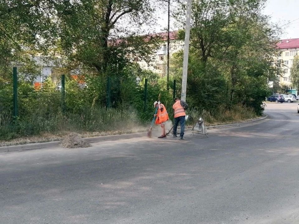Коммунальные службы города проводят работы по содержанию дорог и общественных территорий Коммунальные службы города проводят работы по содержанию дорог и общественных территорий