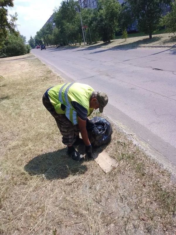 Коммунальные службы города проводят работы по содержанию дорог и общественных территорий Коммунальные службы города проводят работы по содержанию дорог и общественных территорий