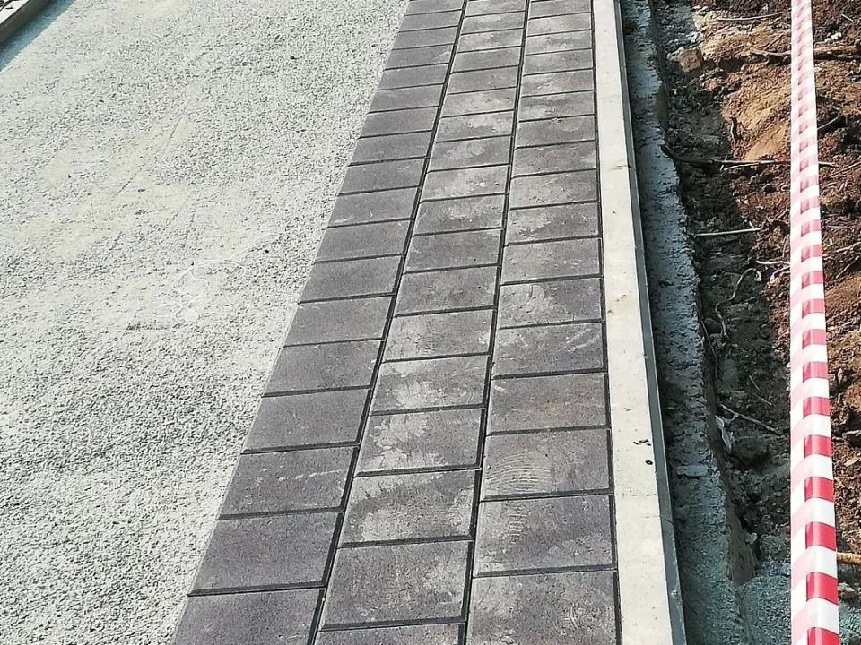 На аллее имени А.И. Чепурко в Южном приступили к укладке тротуарной плитки На аллее имени А.И. Чепурко в Южном приступили к укладке тротуарной плитки