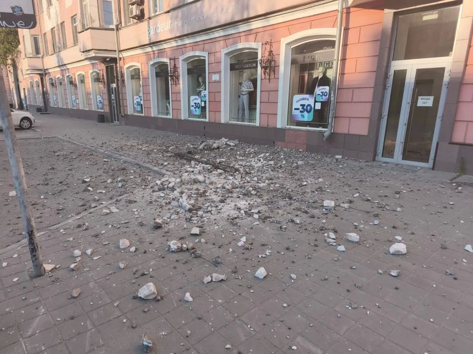 С дома в центре Барнаула снова обвалилась часть декоративной балюстрады