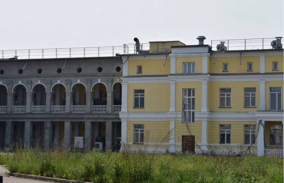 Уже почти 15 лет остаётся недостроенным здание в центре Барнаула Уже почти 15 лет остаётся недостроенным здание в центре Барнаула