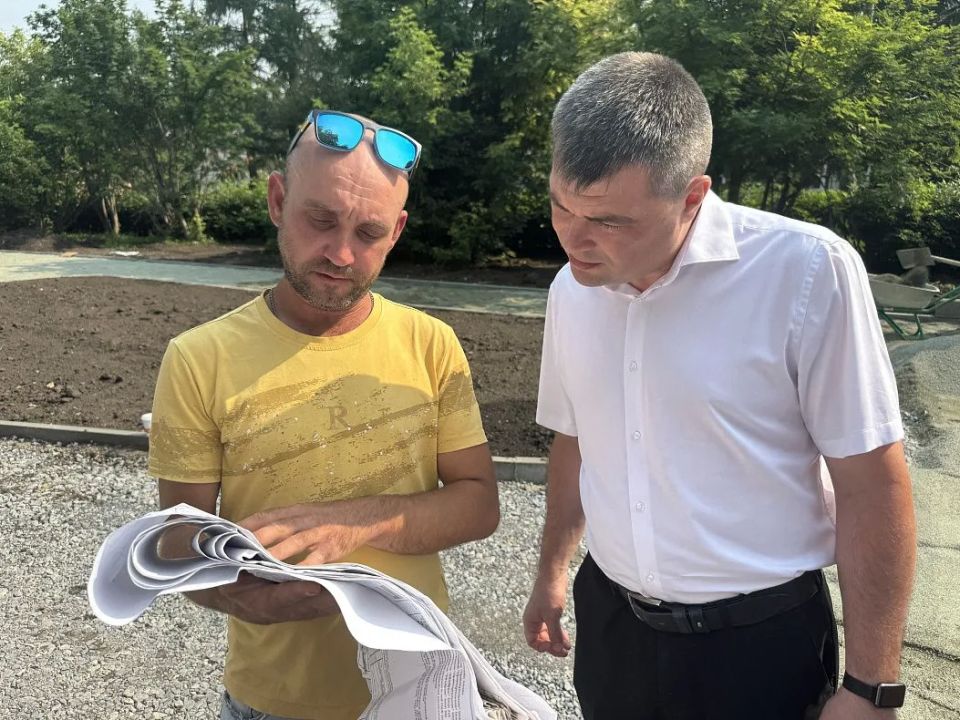 На аллее имени А.И. Чепурко в Южном приступили к укладке тротуарной плитки На аллее имени А.И. Чепурко в Южном приступили к укладке тротуарной плитки