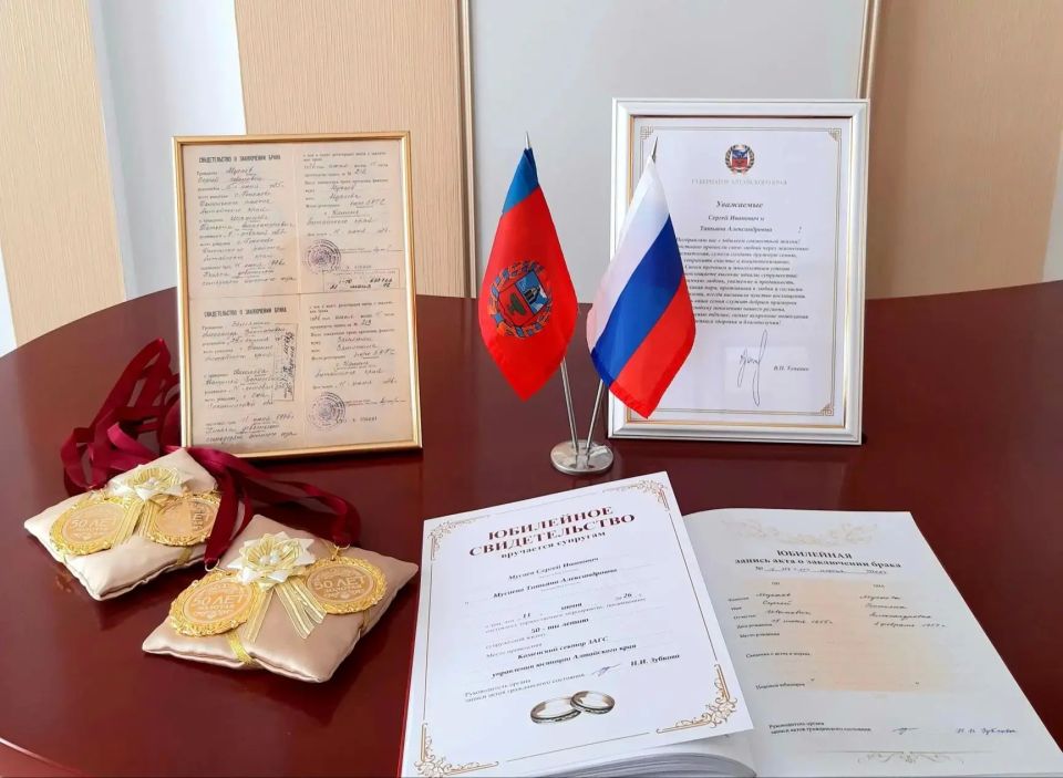 В Каменском секторе ЗАГС торжественно поздравили две супружеские пары с 50летием совместной жизни: Мусаевых — Сергея Ивановича и Татьяну Александровну, а также Замятиных — Александра Викторовича и Наталью Борисовну В Каменском секторе ЗАГС торжественно поздравили две супружеские пары с 50летием совместной жизни: Мусаевых — Сергея Ивановича и Татьяну Александровну, а также Замятиных — Александра Викторовича и Наталью Борисовну