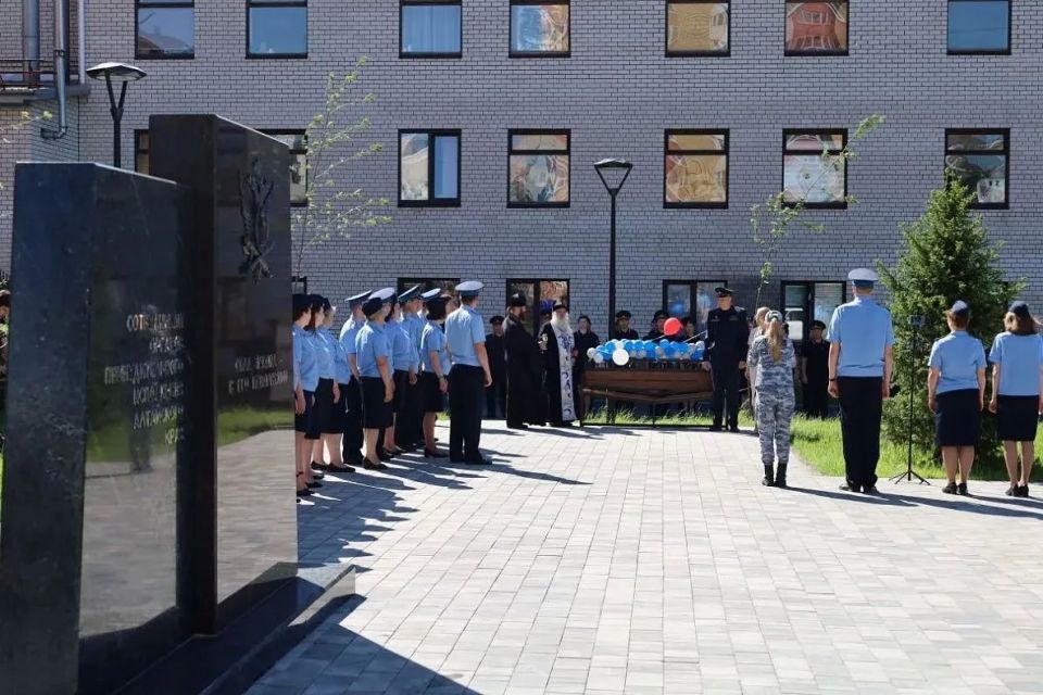 В Барнауле в сквере 160-летия службы судебных приставов появилась скамья примирения В Барнауле в сквере 160-летия службы судебных приставов появилась скамья примирения