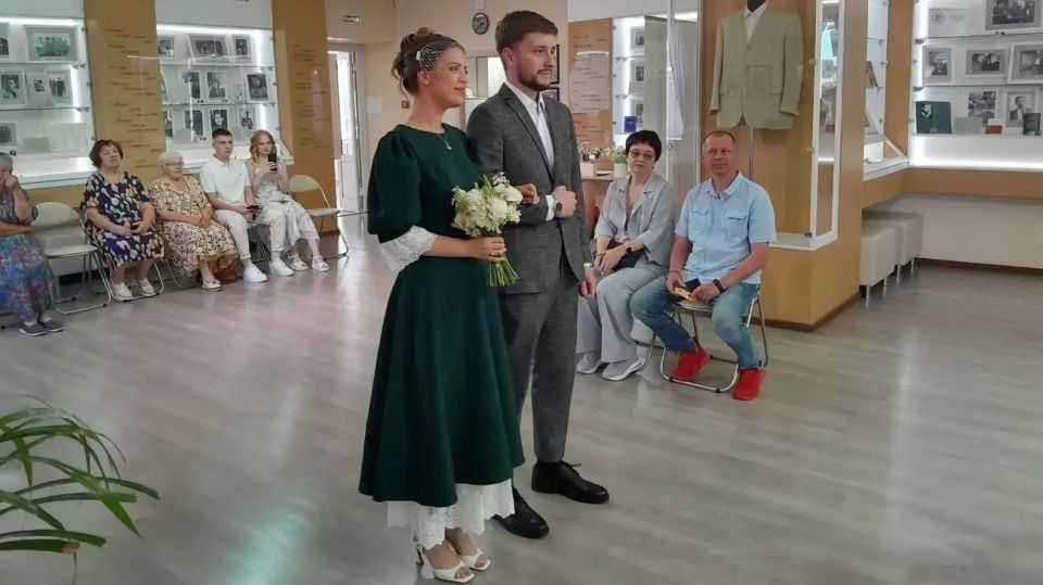 В Алтайском крае влюбленные поженились в музее Роберта Рождественского