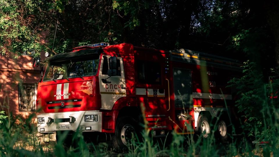 В Барнауле банный комплекс едва не сгорел из-за неосторожного обращения с огнём В Барнауле банный комплекс едва не сгорел из-за неосторожного обращения с огнём