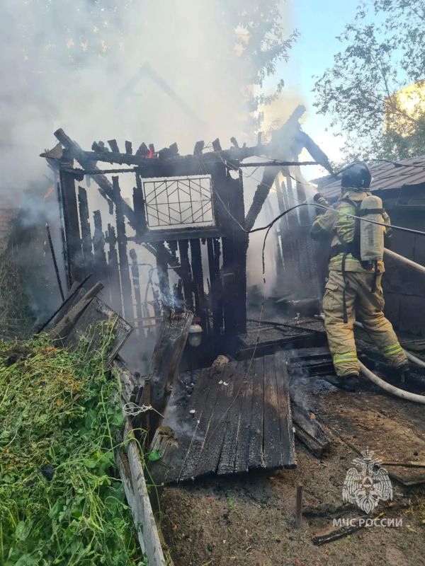 В Барнауле ликвидирован пожар на улице Чернышевского В Барнауле ликвидирован пожар на улице Чернышевского