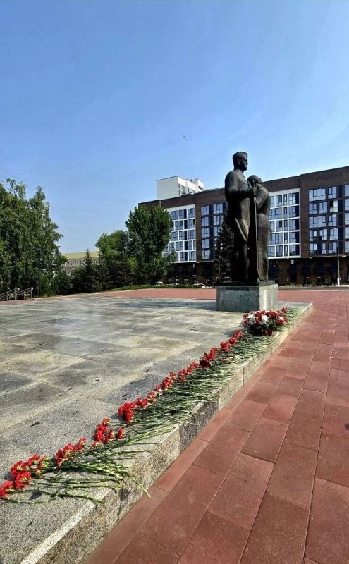 В День памяти и скорби прокурор Алтайского края Антон Герман возложил цветы к Мемориалу Славы, Монументу павшим кавалерам орденов Славы и Золотой Звезды, на пантеоне с именами погибших воинов В День памяти и скорби прокурор Алтайского края Антон Герман возложил цветы к Мемориалу Славы, Монументу павшим кавалерам орденов Славы и Золотой Звезды, на пантеоне с именами погибших воинов