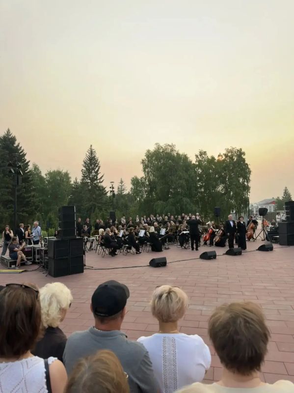 Концерт памяти под открытым небом начнётся через пару минут в Барнауле Концерт памяти под открытым небом начнётся через пару минут в Барнауле