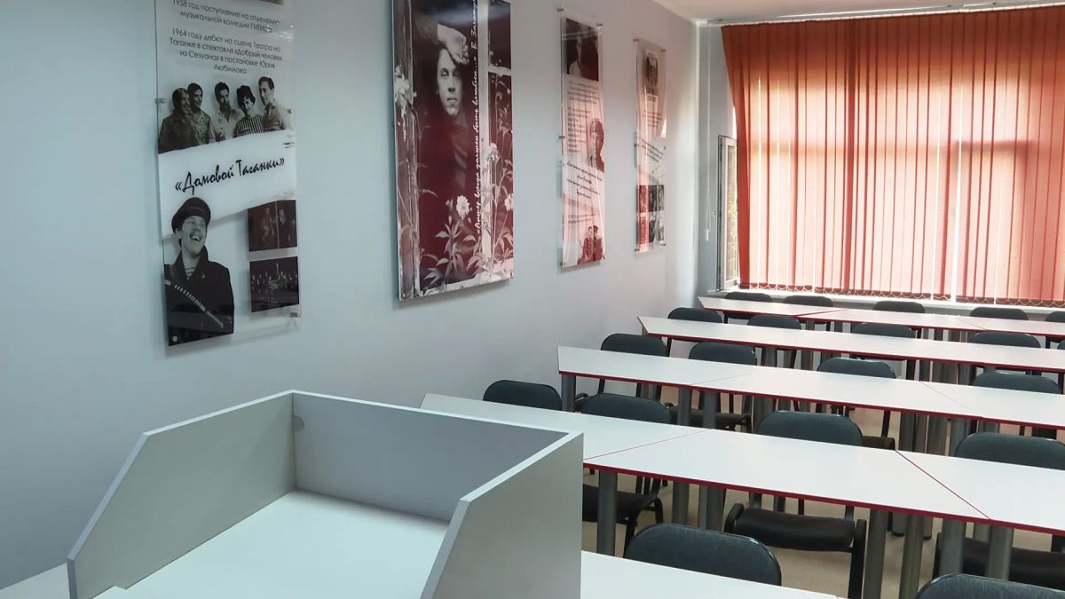 Именную аудиторию Валерия Золотухина открыли в Алтайском институте культуры Именную аудиторию Валерия Золотухина открыли в Алтайском институте культуры