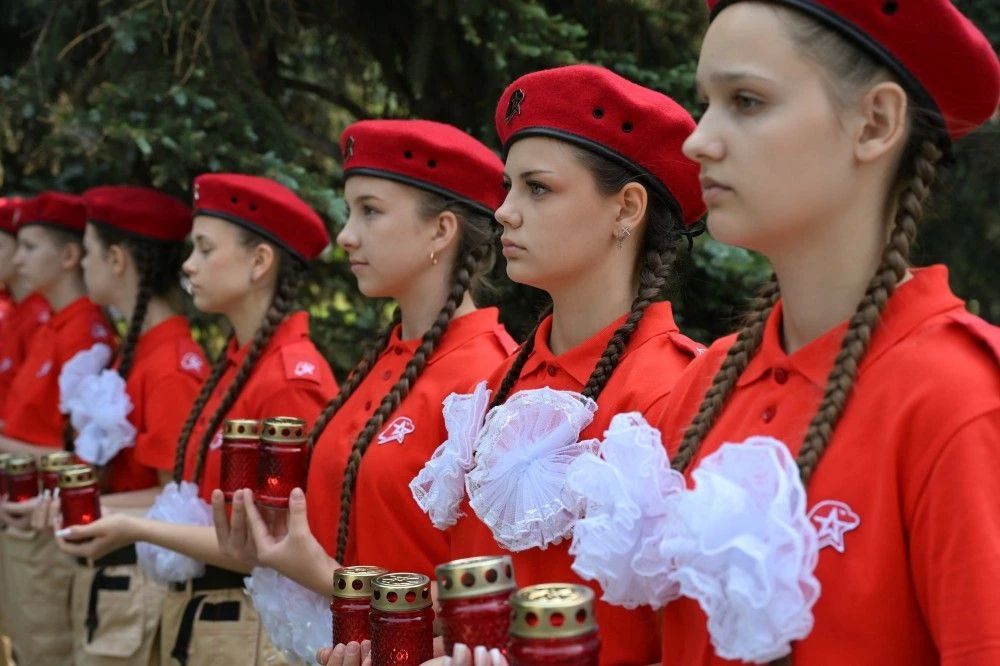 В День памяти и скорби в Барнауле прошла церемония возложения цветов В День памяти и скорби в Барнауле прошла церемония возложения цветов