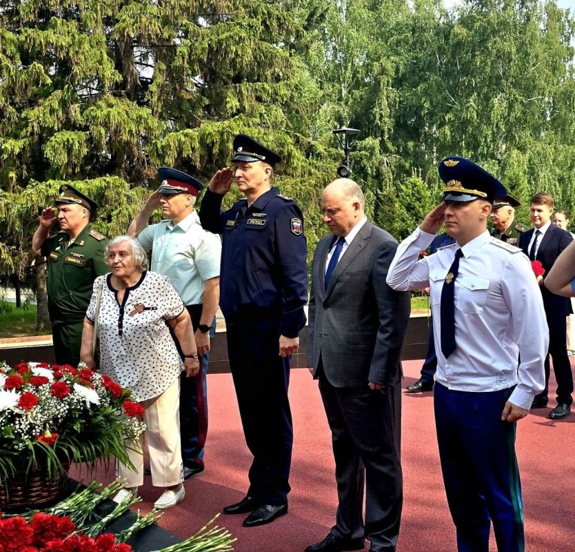 В День памяти и скорби прокурор Алтайского края Антон Герман возложил цветы к Мемориалу Славы, Монументу павшим кавалерам орденов Славы и Золотой Звезды, на пантеоне с именами погибших воинов В День памяти и скорби прокурор Алтайского края Антон Герман возложил цветы к Мемориалу Славы, Монументу павшим кавалерам орденов Славы и Золотой Звезды, на пантеоне с именами погибших воинов