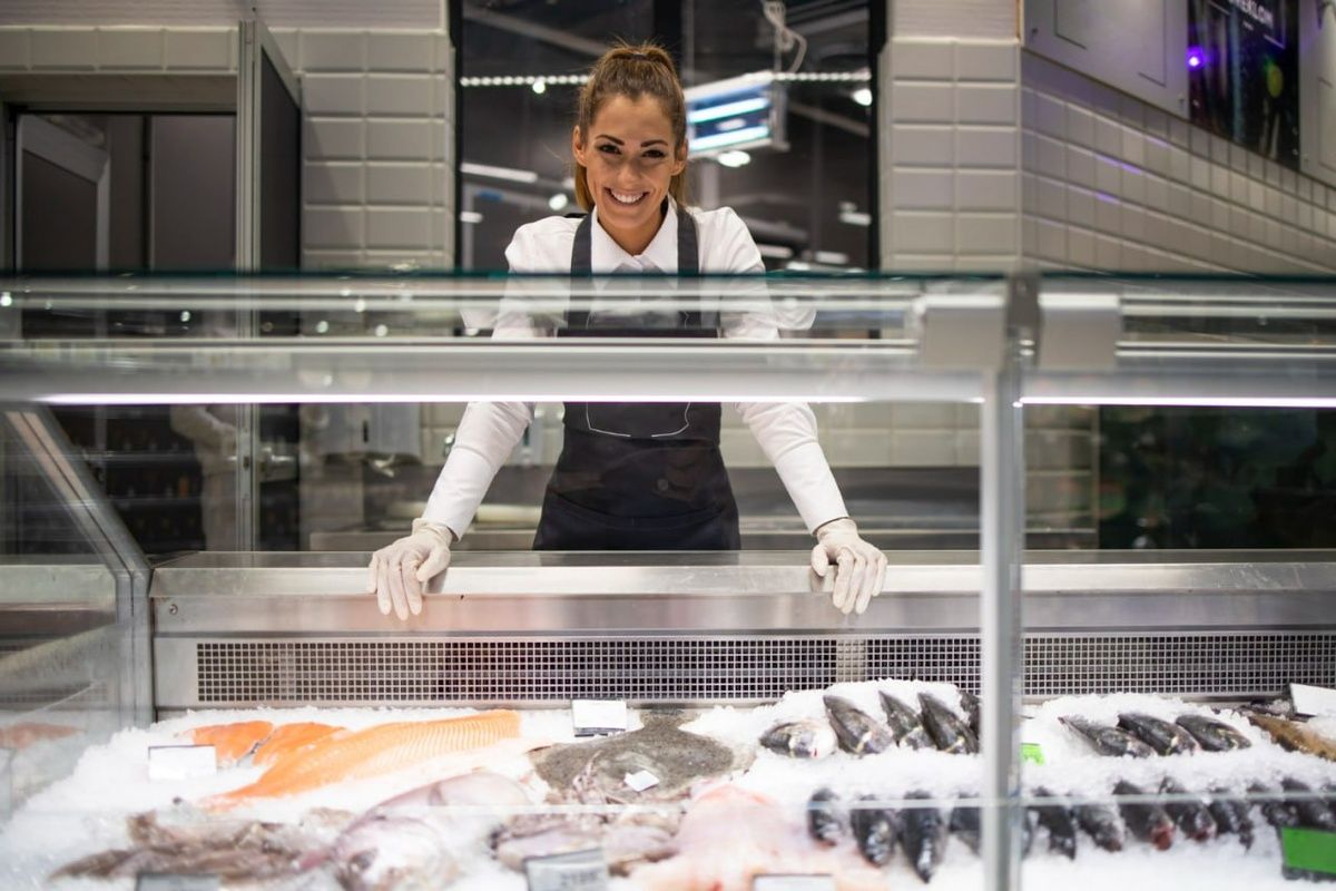 Рынок морепродуктов преображается: новые рыбные уголки в магазинах