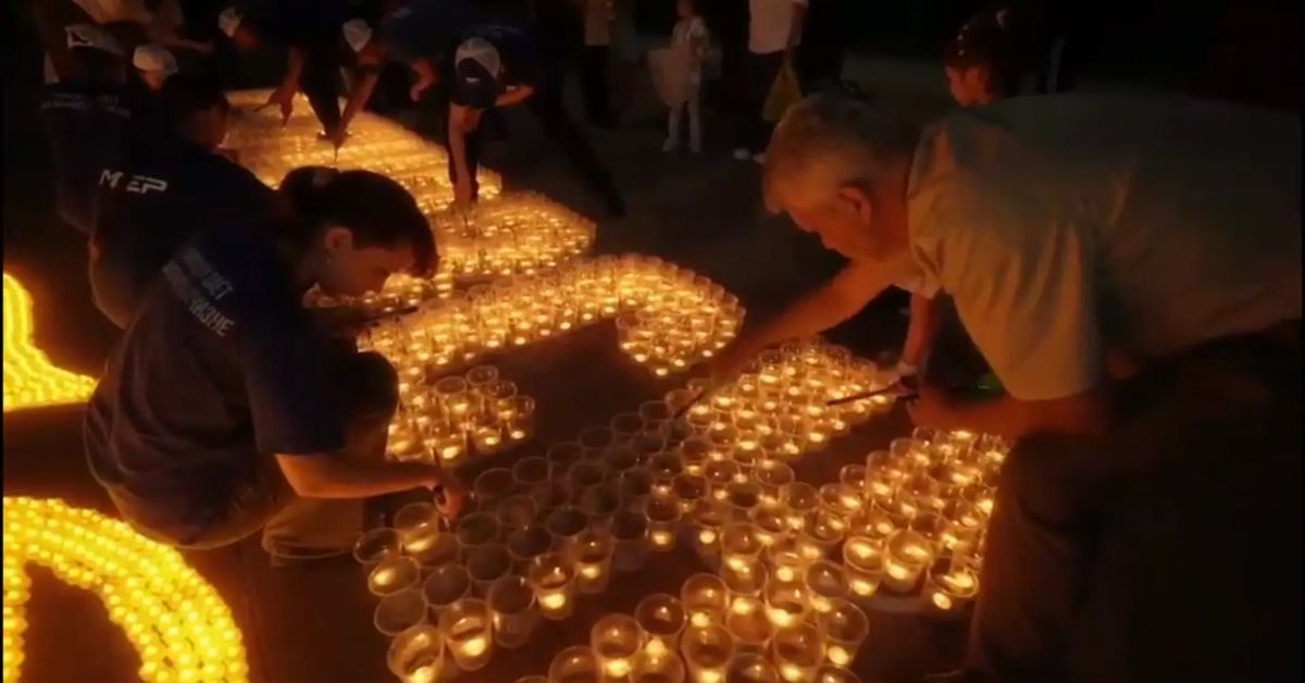 Тысячи свечей сложились в образ Вечного огня в Рубцовске Тысячи свечей сложились в образ Вечного огня в Рубцовске