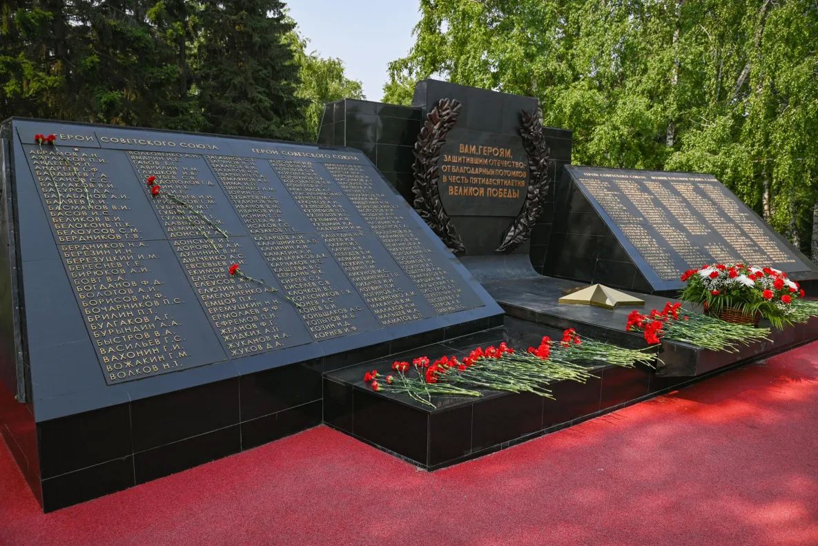В День памяти и скорби в Барнауле возложили цветы к Мемориалу Славы В День памяти и скорби в Барнауле возложили цветы к Мемориалу Славы