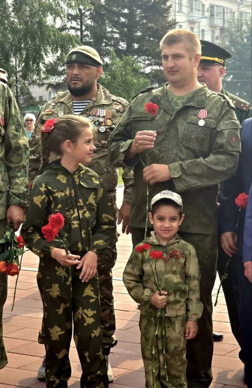 В День памяти и скорби прокурор Алтайского края Антон Герман возложил цветы к Мемориалу Славы, Монументу павшим кавалерам орденов Славы и Золотой Звезды, на пантеоне с именами погибших воинов В День памяти и скорби прокурор Алтайского края Антон Герман возложил цветы к Мемориалу Славы, Монументу павшим кавалерам орденов Славы и Золотой Звезды, на пантеоне с именами погибших воинов