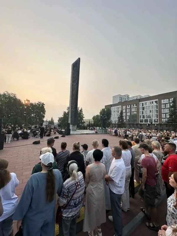 Концерт памяти под открытым небом начнётся через пару минут в Барнауле